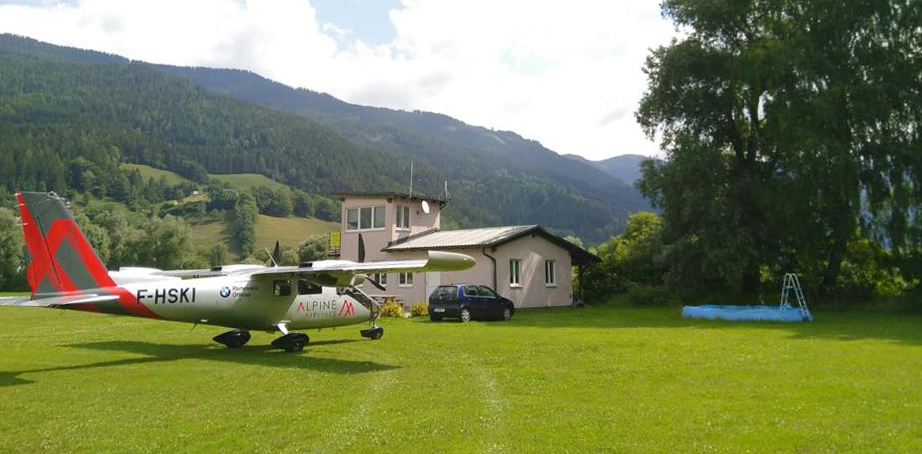 Vols privés Alpine airlines compagnie aérienne Courchevel Saint Tropez Paris Geneve Chambéry Corse Lyon Aircraft in Garden Trieben Austria Alpine Airlines