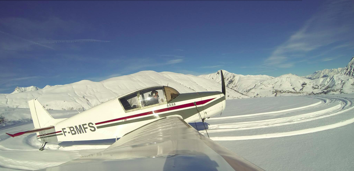 Jodel D140 Mousquetaire Alpine airlines Aerosavoie ecole de pilotage Instructeur Vol montagne Courchevel Meribel 3 Vallées Savoie Megève Chambéry Mont Blanc